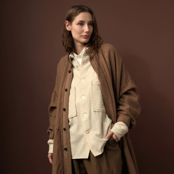 Kaval thermal cashmere coat with blanket stitch in camel brown, sustainable women’s fashion.